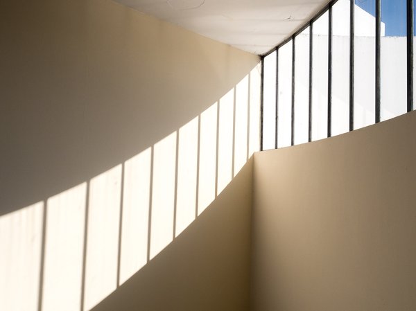 Comment créer une ambiance loft industriel dans un ancien atelier de menuiserie?